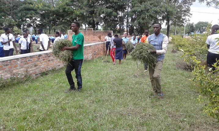 Basukuye urwibutso rwa Nyakarambi rubitse imibiri y'abazize Jenoside isaga ibihumbi icyenda.