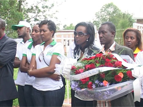 Bamwe mu bakozi ba iCPAR, Capital Market Authority na Rwanda Stock Exchange basuye abatuye umudugudu wa Kamabuye.