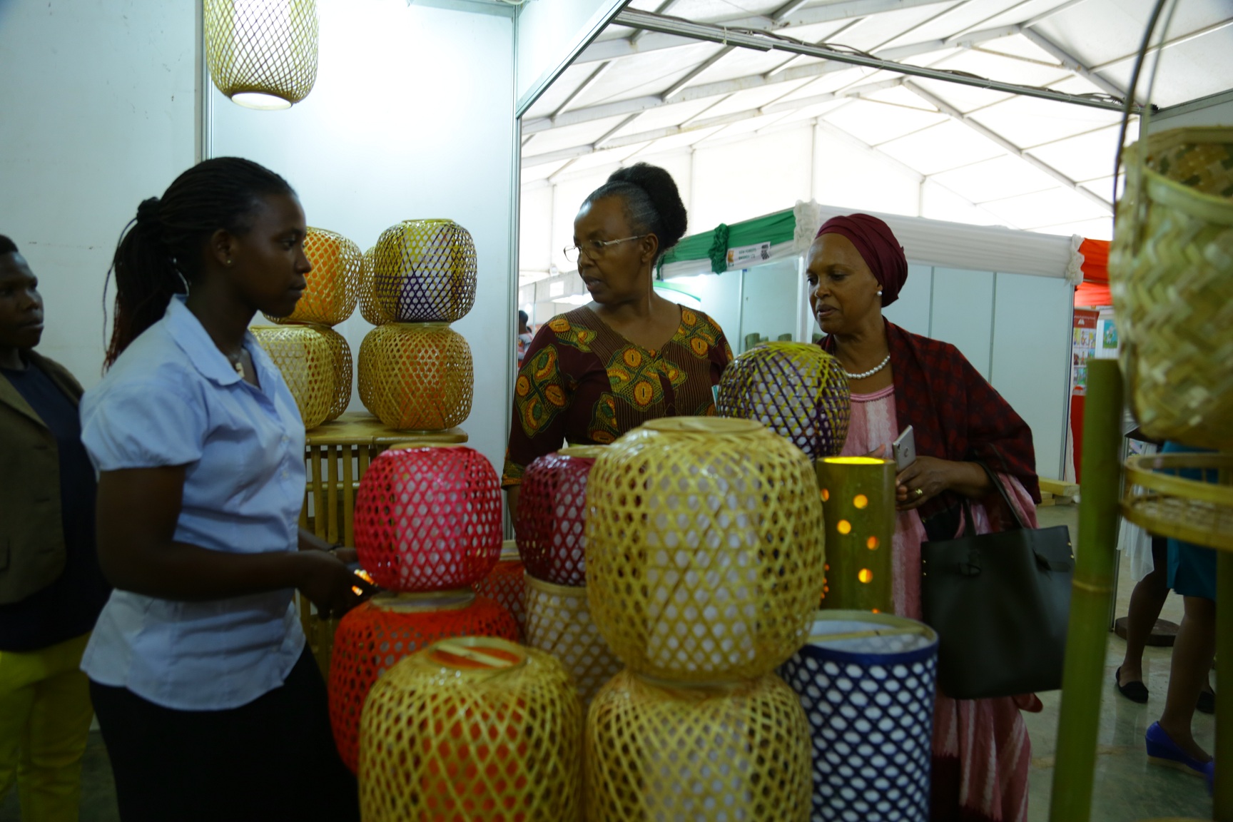 Basuye ibintu bitandukanye bikorerwa mu Rwanda