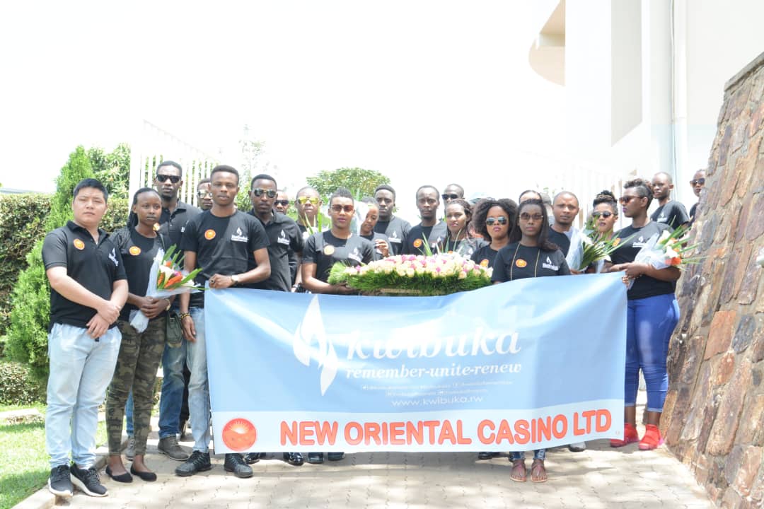 Basuye urwibutso bifatanya n'Abanyarwanda n'isi yose mu kwibuka