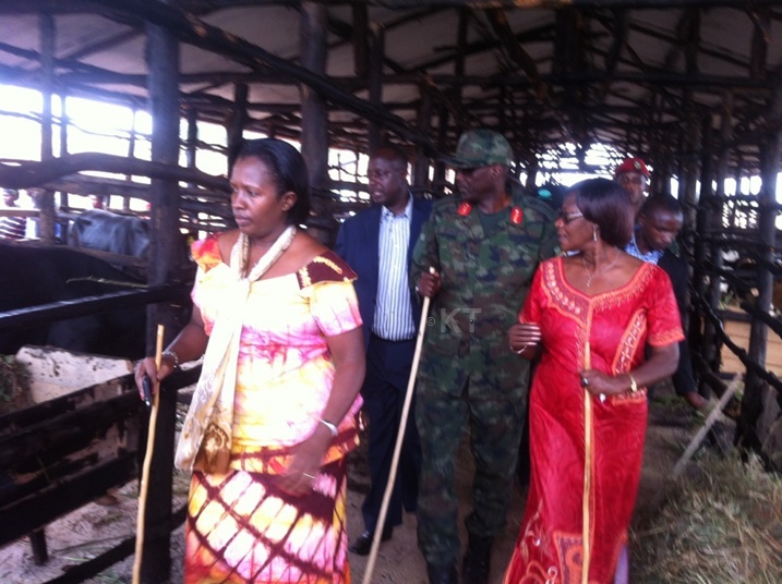 Bafashe akanya batemebera ibiraro bishya bubakiwe.