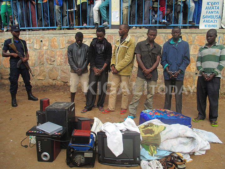 Abantu batandatu bakekwaho kwiba mu ngo z