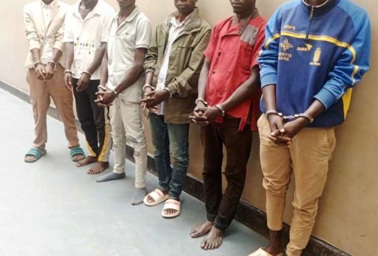 Batandatu bakekwaho kwiba moto no kwambura abantu muri Tumba na Ngoma bafashwe