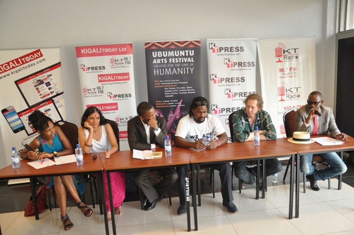 Bari itsinda rinini basobanurira abanyamakuru uko bizagenda n'impavu bahisemo ku iryo serukiramuco ribera ku Rwibutso rwa Jenoside rwa Kigali.