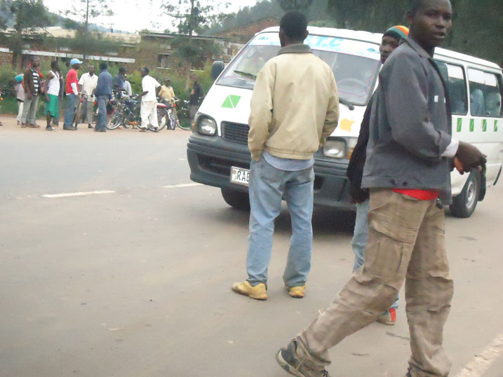 Batanguranwa abagenzi mu muhanda bikaba byateza impanuka.