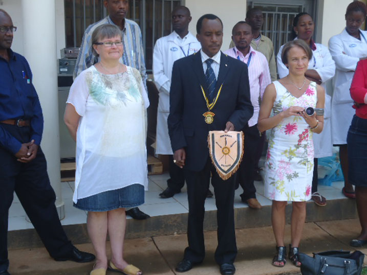 Umuyobozi wa Rotary Club ya BUTARE, Eustache Rutiyomba akikijwe n'abazaniye CHUB ibikoresho byo kwifashisha mu buvuzi. 