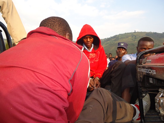 Aba banyeshuri babashyize mu modoka ya Polisi, banabashyiraho amapingu ariko nyuma baje gusaba imbabazi ntibabajyana.