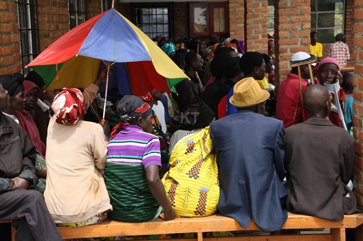 Bategereje amasaha 4 n'iminota 30 batangira kwijujuta.