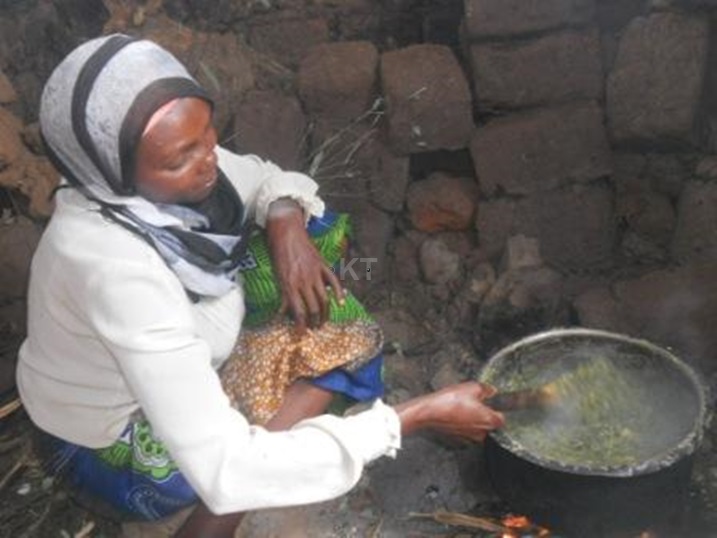 Batekera hamwe ibiryo byo kugaburira abana.