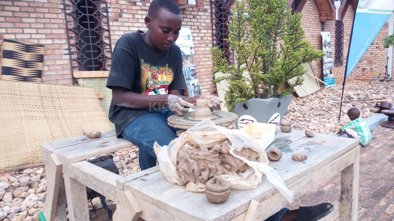 Abana bitabiriye gahunda y'ibiruhuko ku Ngoro y'umurage w'u Rwanda i Huye banigishijwe kubumba 