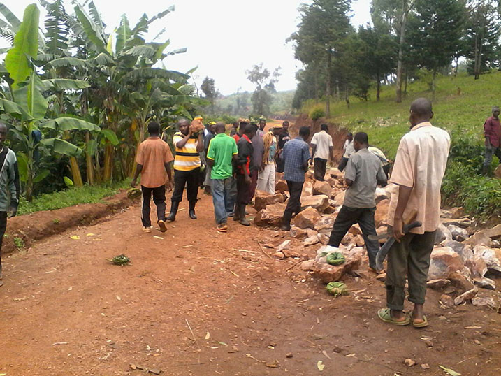 Abaturage banatunze amabuye azubakishwa umusingi w'iyi Poste de Santé.