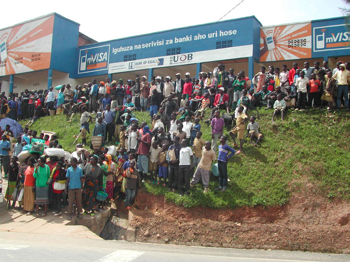 Abaturage baturutse impande zitandukanye baje kwirebera isiganwa ry'amagare. 