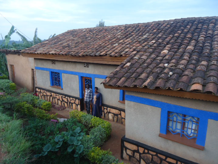 Batuye mu nzu nziza bakomora ku buhinzi.