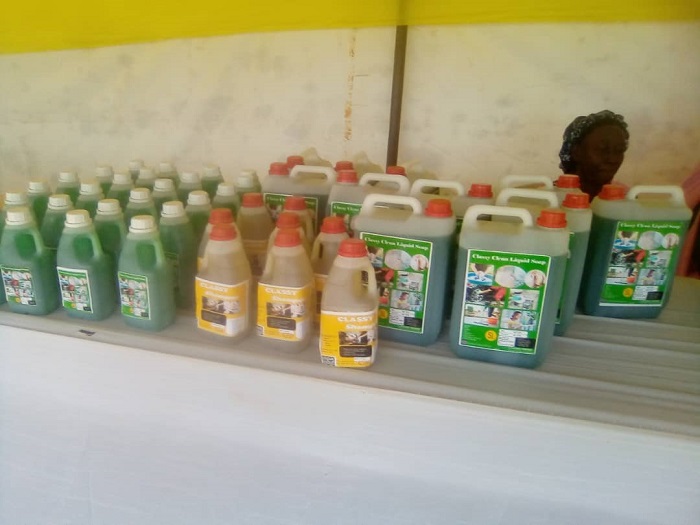 Bavuye mu bufutuzi basigaye bakora isabune ku buryo batangiye gufasha ingo zabo gutera imbere