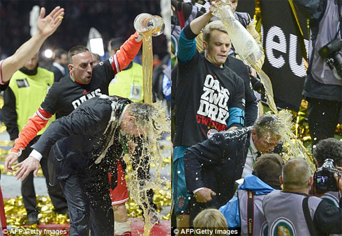 Frank Ribery na Neuer bamena inzoga ku mutoza wabo mu rwego rwo kwishimira igikombe.