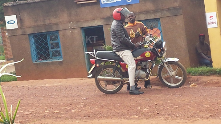 Bayicuruza bayipimisha amacupa ya litiro