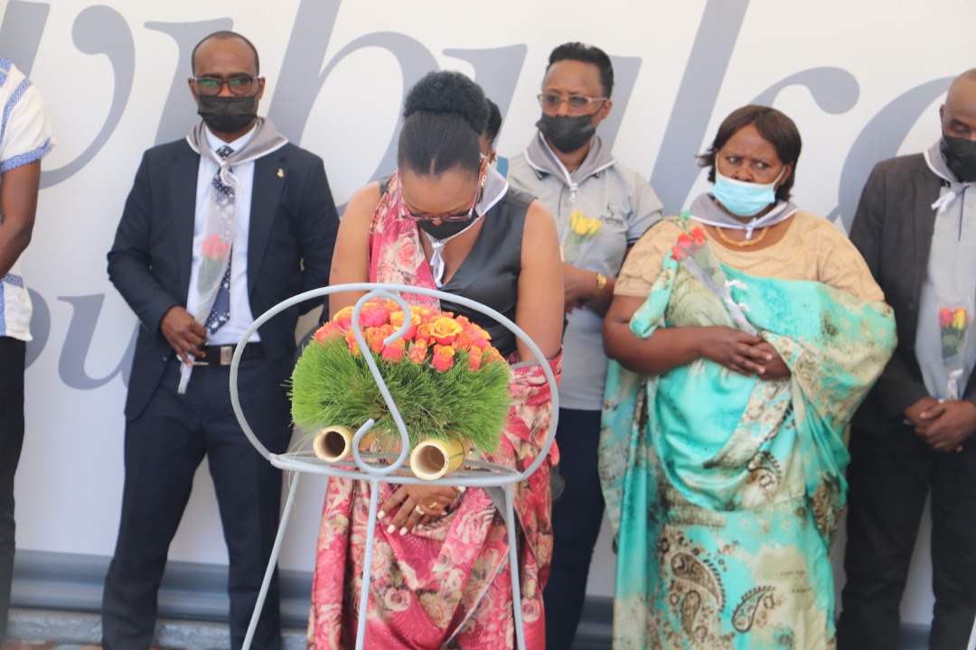 Minisitiri Prof Bayisenge n'abakozi ba MIGEPROF bashyize indabo aharuhukiye imibiri y'Abatutsi bazize Jenoside ku rwibutso rwa Gisozi