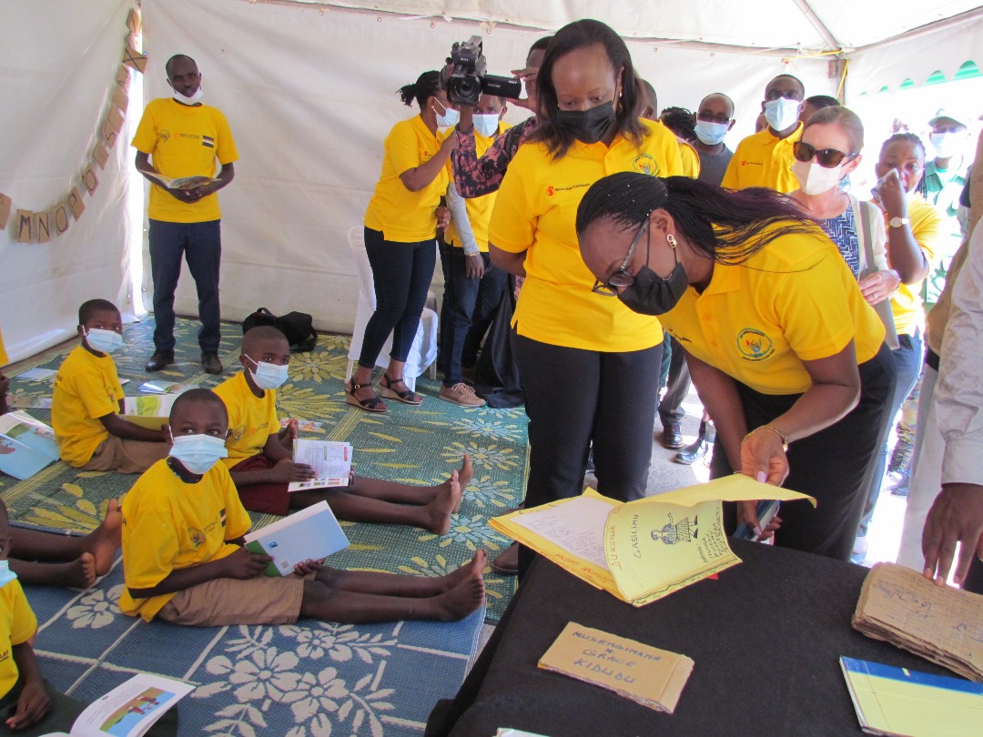 Minisitiri Prof. Jeannette Bayisenge arimo kureba ibitabo byateguriwe abana bibafasha gusoma