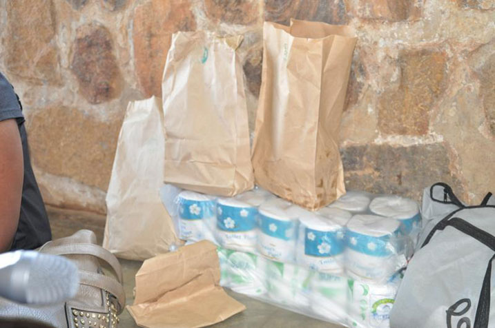 Solid africa inaha abarwayi ibikoresho by'isuku. 