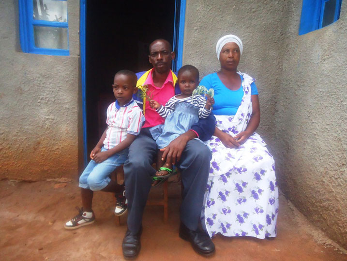 Bazatsinda Claver n'umugore we nabo bakiriye uyu mwana bakikiye biyemeza kumurera nk'uwabo.