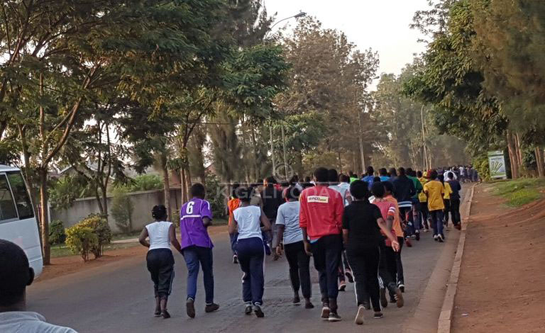 Bazengurutse ahantu hatandukanye biruka kuri mucaka mucaka