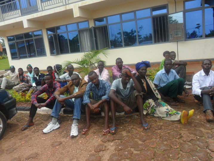 Bazindukiye ku biro by'akarere bishyuza nyuma y'amezi atatu bamaze barangije akazi.