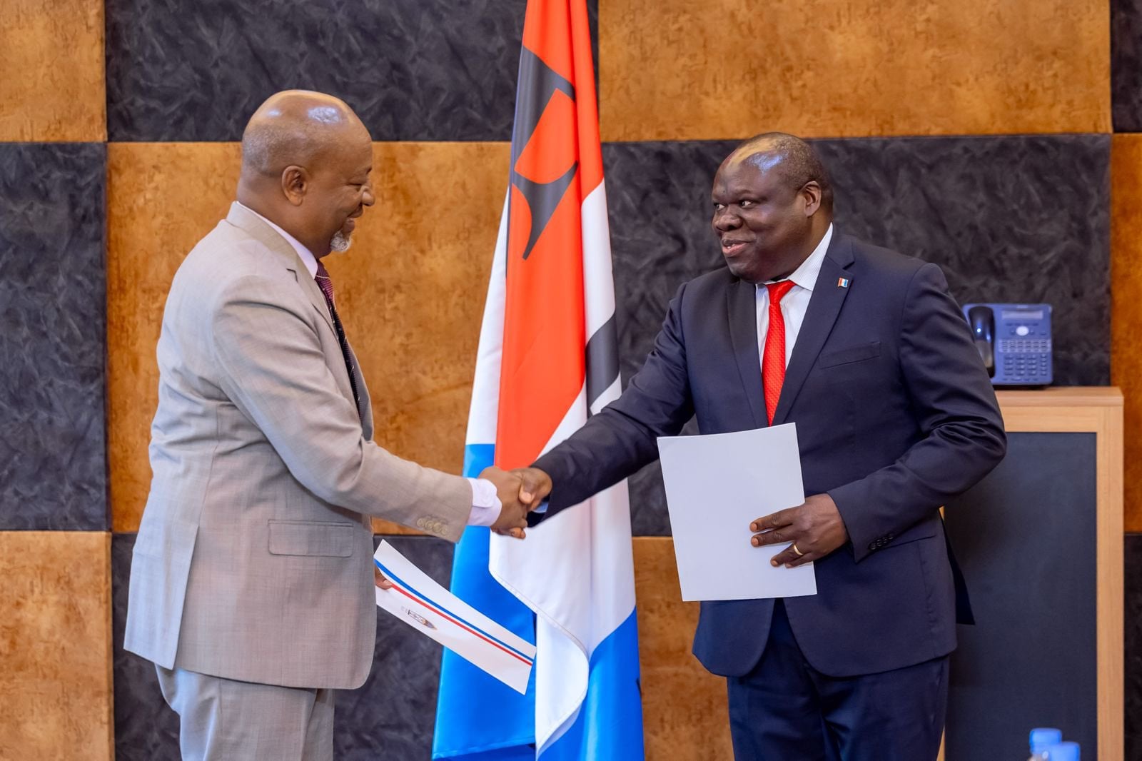 Wellars Gasamagera(i Bumoso) ahererekanya ububasha n'umusimbuye Bazivamo Christophe