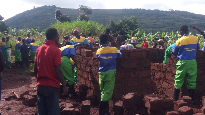 Bazubaka ubwiherero 36 n'ibikoni 36