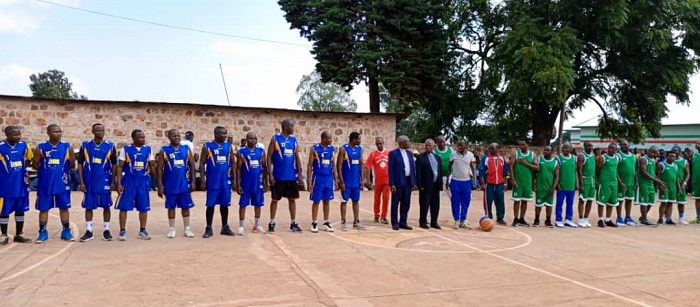 Ikipe ya Basketball y'abapadiri ba Diyosezi ya Muhinga (mu bururu), n'ikipe y'abapadiri ba Diyosezi ya Ruhengeri (mu cyatsi)