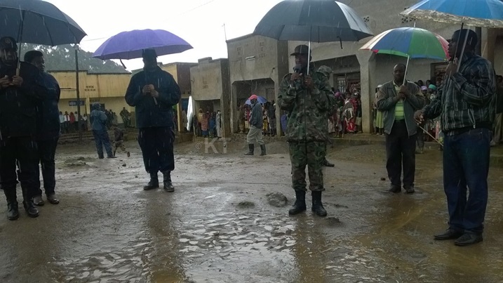 Abayobozi bakuru bashinzwe umutekano mu gihugu bahise bakorana inama n'abaturage.