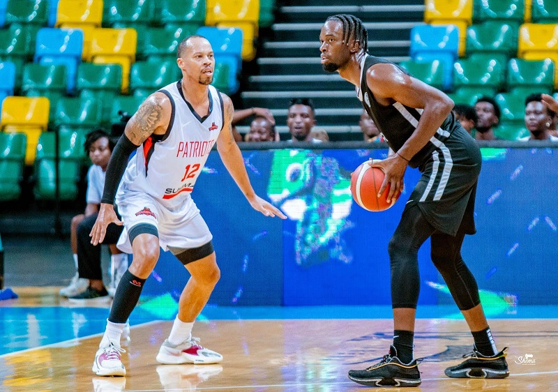 Gasana Kenneth (12) acungira hafi Axel Mpoyo wa APR wari wabazonze