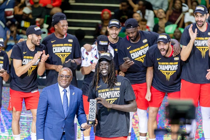 Anunwa Omot ashyikirizwa igihemo cy'umukinnyi witwaye neza