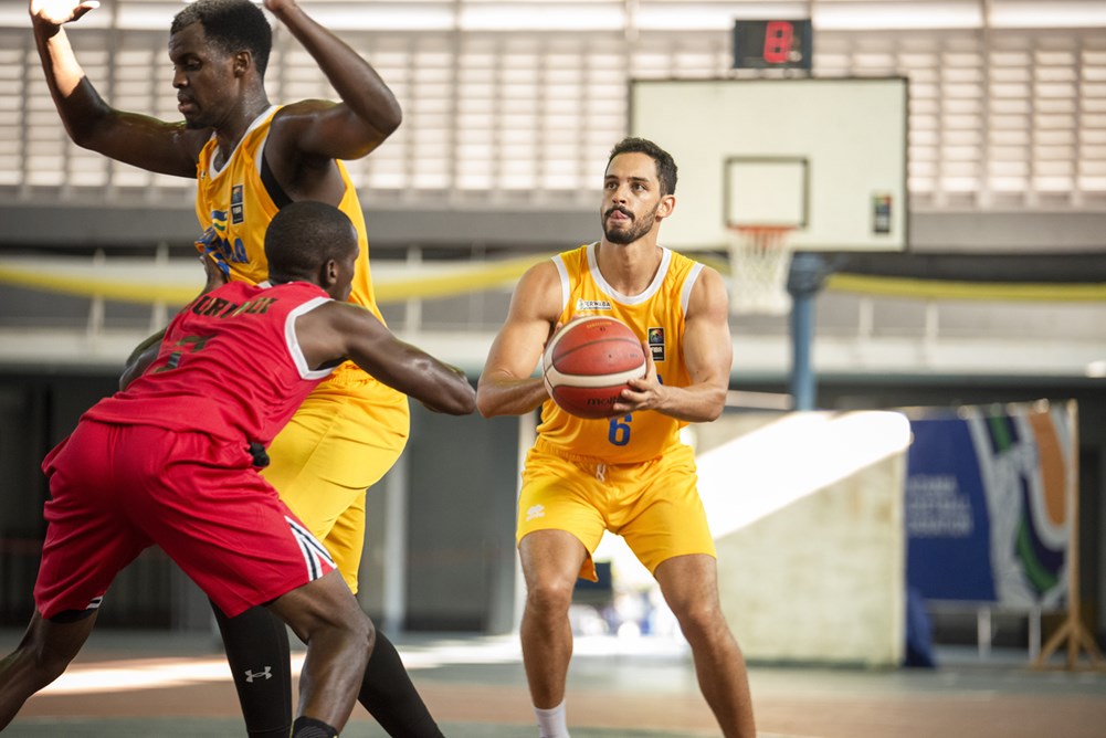 Williams Robeyns w'u Rwanda agerageza gushyira umupira mu gakangara