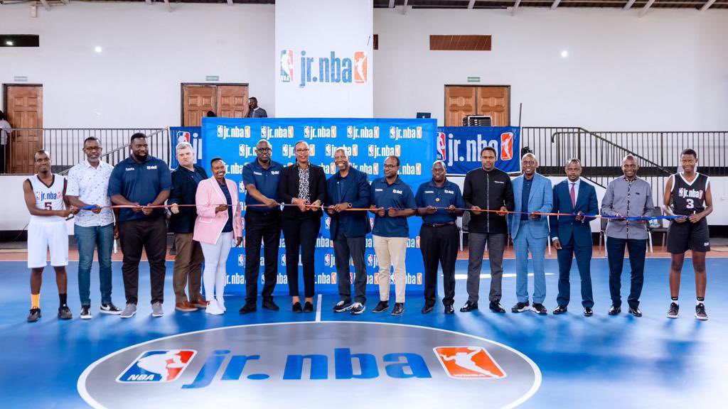 Barangajwe imbere nAbayobozi batandukanye bafunguye ku mugaragaro ikibuga gishya