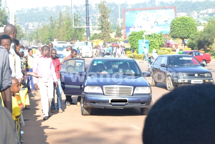 Hari bamwe mu bagenzi biyambaza izindi modoka kubera ubuke bw