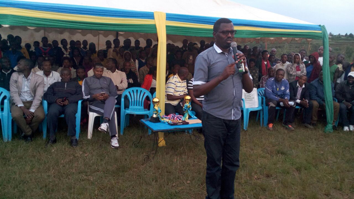 Umuyobozi w'akarere ka Nyaruguru wungirije ushinzwe ubukungu Antoine Bisizi , yabasabye kwitabira SIporo kurushaho