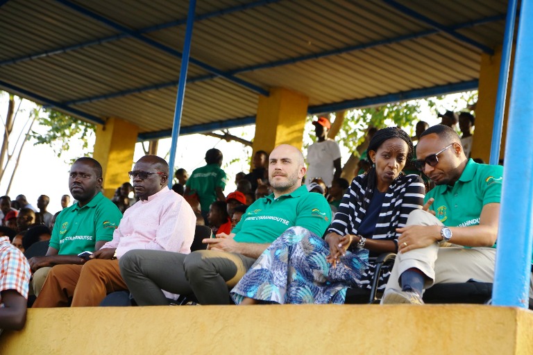 Beatrice Cyiza, DG muri Minisiteri y'Ibidukikije (wa kabiri uturutse iburyo ugana ibumoso) na Markus Maier waturutse muri GIZ (umuterankunga w'umushinga) na bo bitabiriye umukino wa nyuma w'amarushanwa