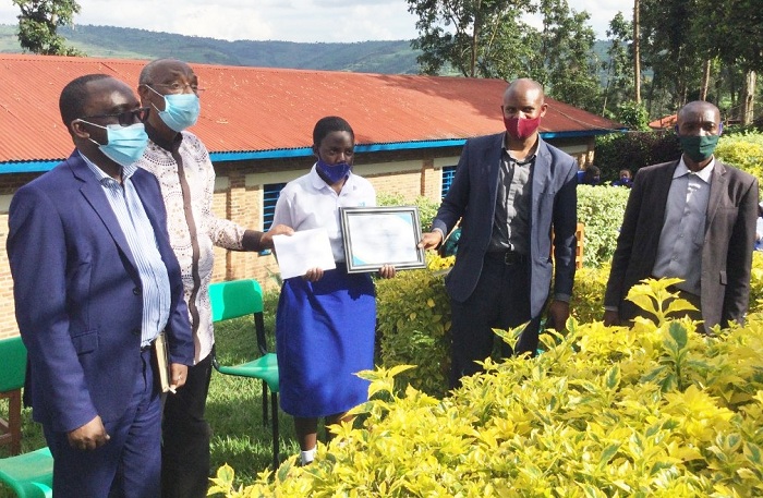 Benie Gloria Ihirwe yahawe igihembo cy'inkuru ngufi yabaye iya kabiri