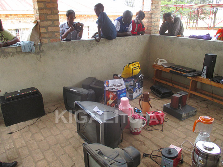 Benshi bari baje kureba ko mu byafatanywe abajura nta byabo birimo.