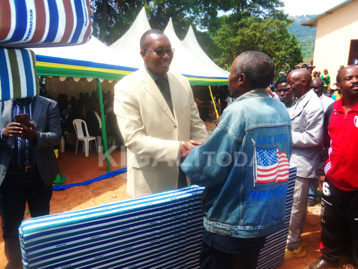 Abenshi mu bashyikirijwe matora bavuze ko ari ubwa mbere bagiye kuziryamaho.