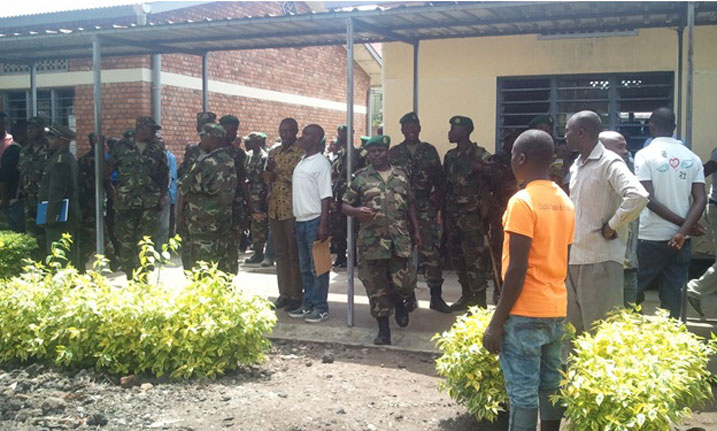 Benshi mu basirikari bakorana bari baje mu rubanza rwe.