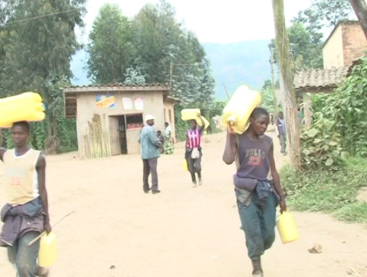 Benshi mu borozi bavunwa no kugeza amata ku isoko kuko amakusanyirizo adakora akazi kayo.