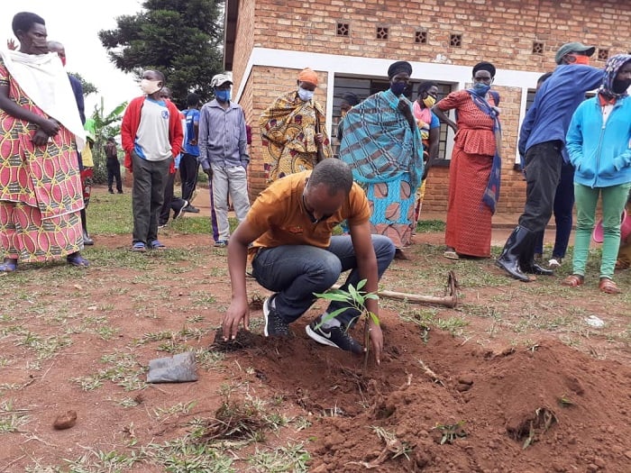 Abaturage babanje kwerekwa uko ibiti bahawe biterwa