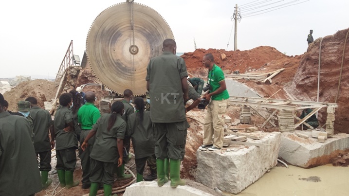 Aha barimo berekwa uko urutare rukatwa rukaza gutunganywamo amakaro.