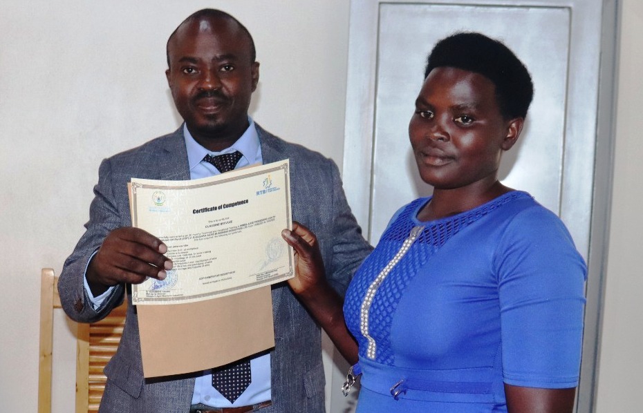 Jean Bernard Munyangazo, Umuyobozi Nshingwabikorwa wa GABI, yabashyikirije impamyabushobozi zabo