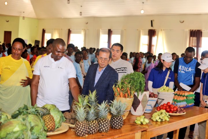 Abayobozi muri Rwamagana, abo muri Better World-Rwanda n