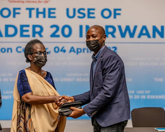 Dr. Mukarwego, Umuyobozi wa RUB ashyikirizwa Orbit reader