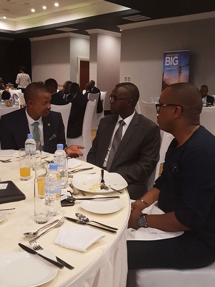 Bheki Mthembu (ubanza ibumoso) umuyobozi wa Cimerwa hamwe n'abandi bayobozi bakuru b'uru ruganda.