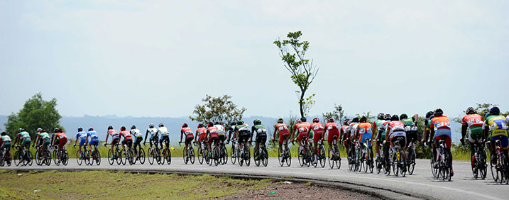 Hadi yayoboye isiganwa baza kumushyikira benda gusoza.