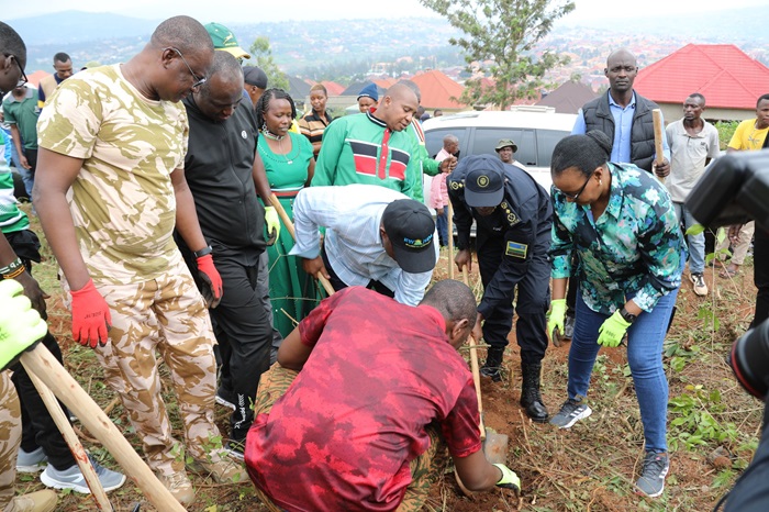 Bifatanyije n'abaturage mu muganda rusange
